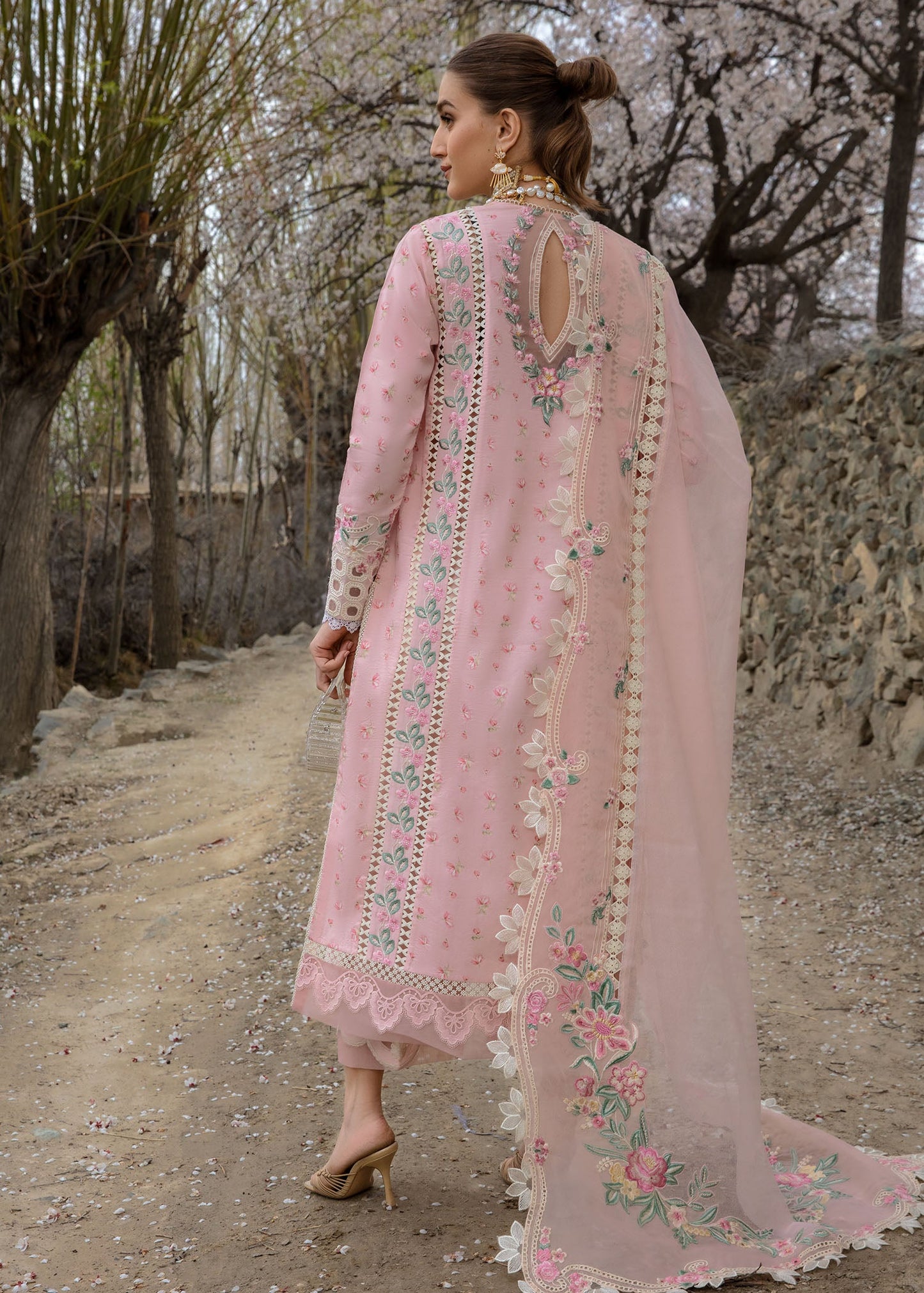 Crimson Luxury Lawn 2024 | Sarfaraz | Believe In Her – Blush Pink